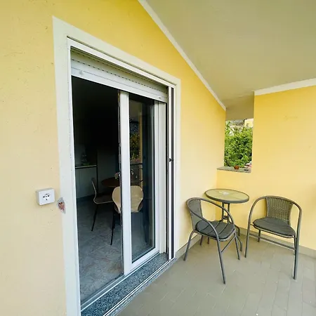 Con Vista Giardino E Piscina 3*