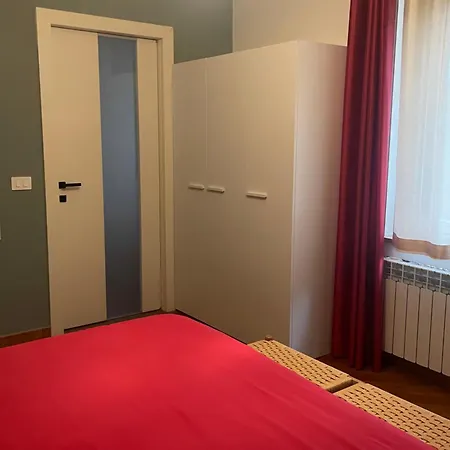 Con Vista Giardino E Piscina