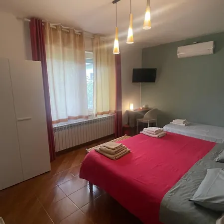 Con Vista Giardino E Piscina Bed & Breakfast Borgofranco d'Ivrea