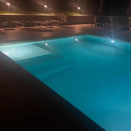 Con Vista Giardino E Piscina